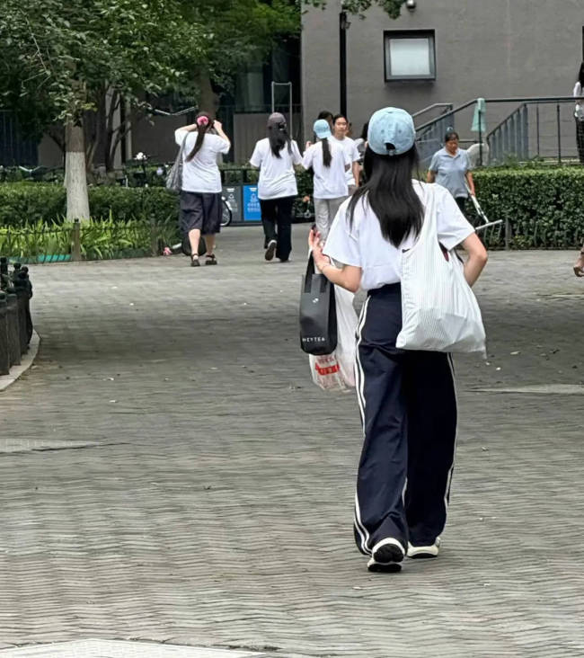 黄杨钿甜中戏报道被偶遇 低调入学状态佳