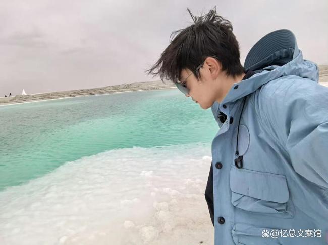 德云社相声演员孟鹤堂官宣当爸爸了，晒出一家三口牵手照 小宇宙降临引爆全网