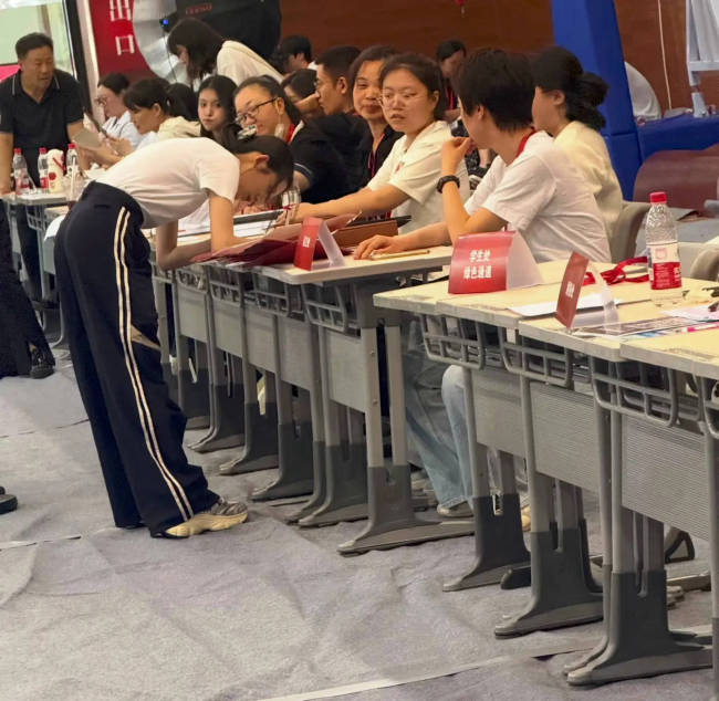 黄杨钿甜中戏报道被偶遇