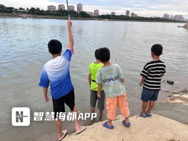 男孩被困湍急水流中众人合力营救 江边戏水隐患多
