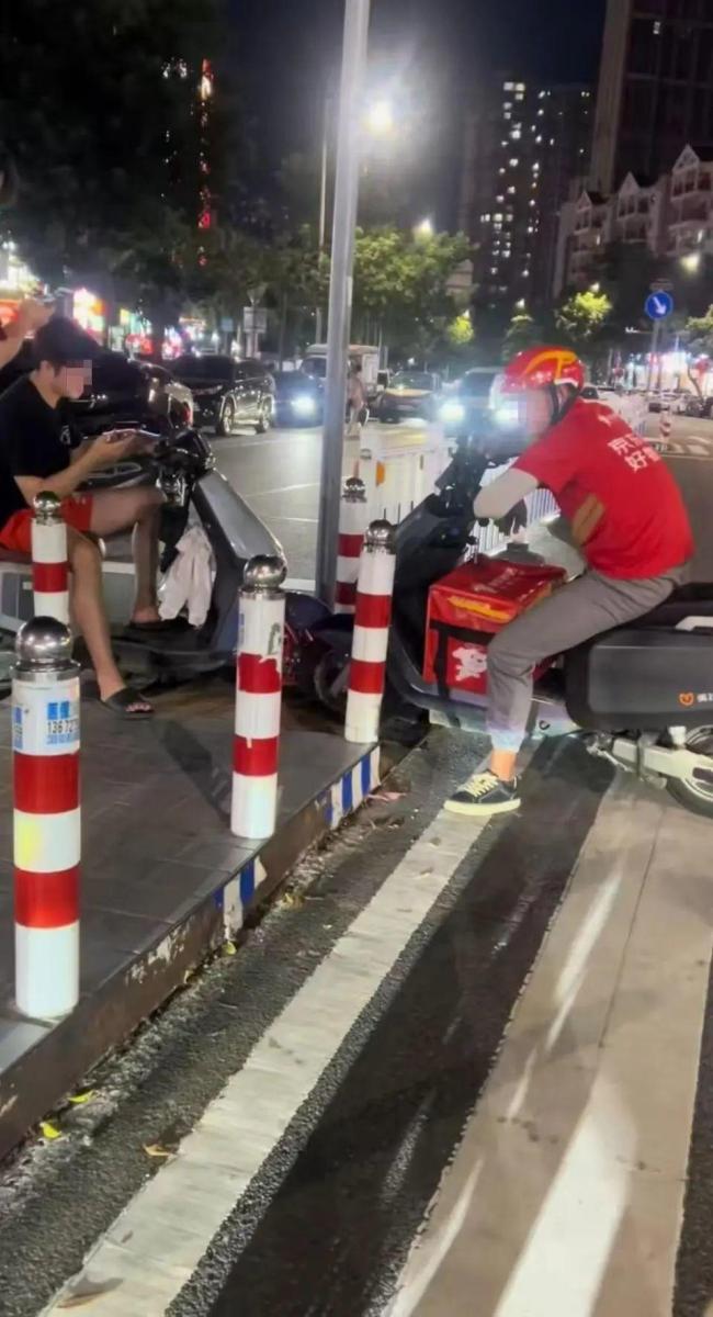 两电动车马路上对峙4小时 斗气引发热议