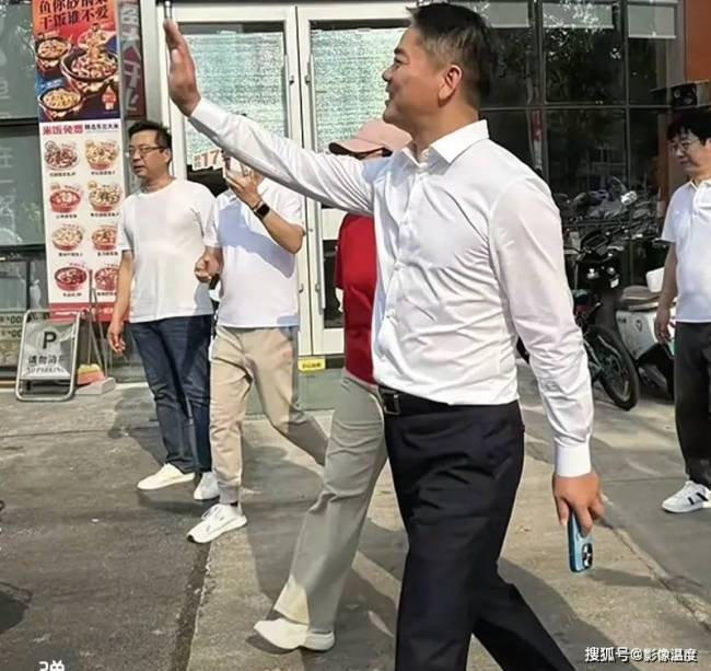 刘强东现身老家畅饮路边摊 宿迁全城沸腾迎接大强子