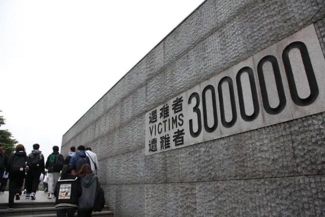 参观南京大屠杀幸存者照片墙 马库斯神情凝重