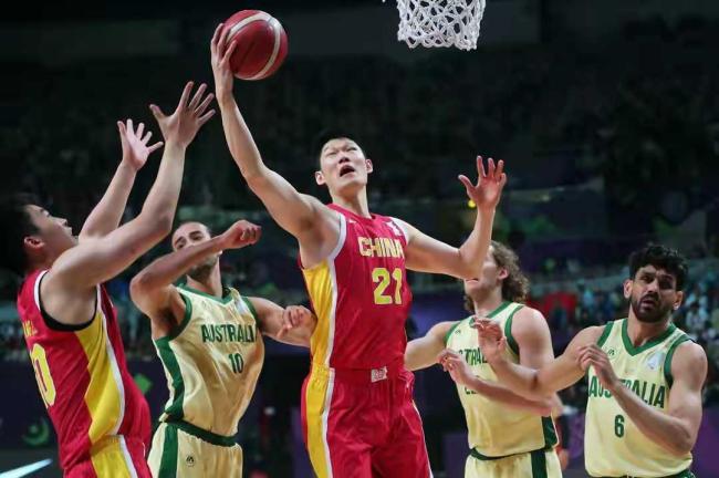 郑海霞致敬中国男篮 虽败犹荣