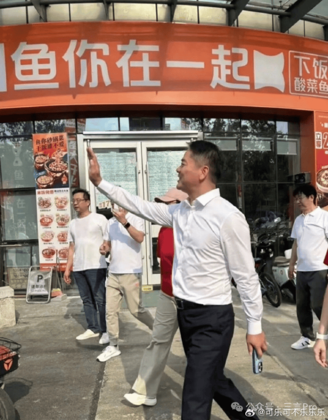 刘强东回老家逛夜市吃路边摊 亲民接地气