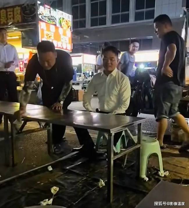 刘强东现身老家畅饮路边摊 宿迁全城沸腾迎接大强子