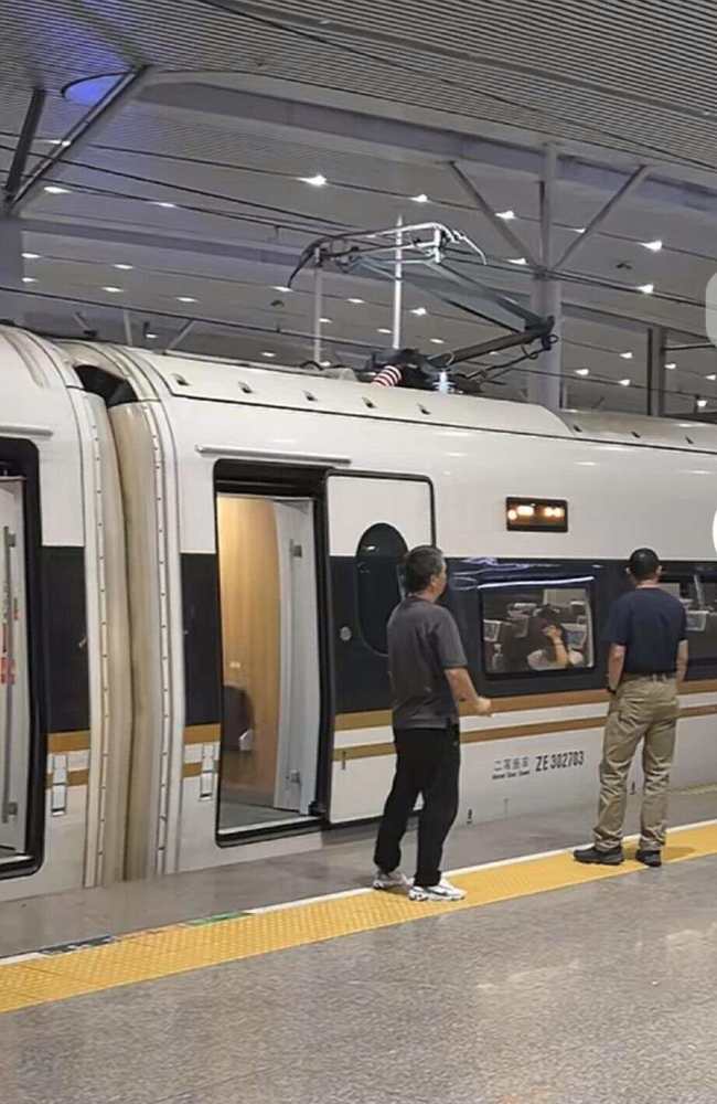 网友提议高铁站台禁烟 12306回应