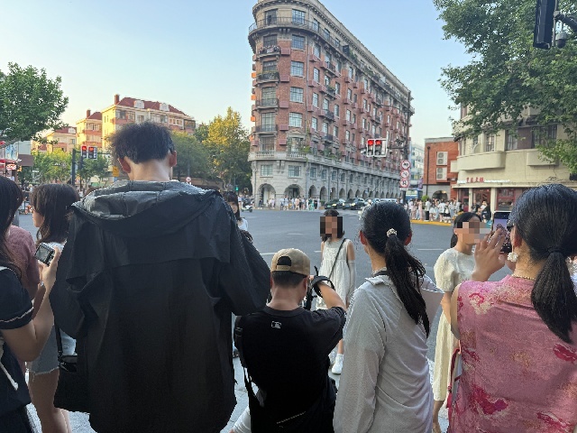 “每走几步就有人来问”“甚至不问就拍”…游客吐槽上海武康大楼附近这群人
