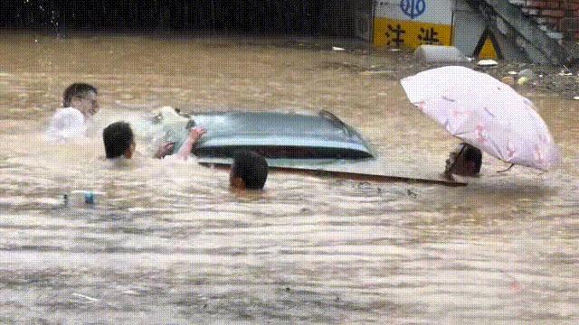 小车被冲入桥洞 警民携手救援 暴雨中的果敢与温度