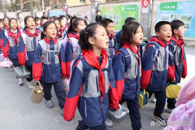 曝广州一学校安排学生在地下室上课 家长不满三点放学安排