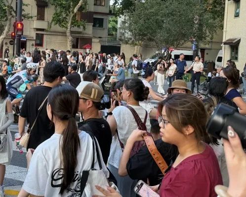 “每走几步就有人来问”“甚至不问就拍”…游客吐槽上海武康大楼附近这群人