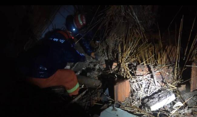 暴雨致房屋倒塌消防救出老人 徒手清理救人