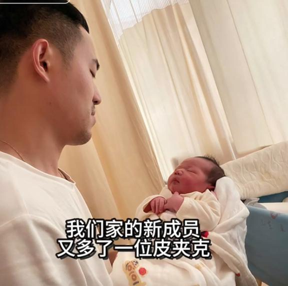90后全职奶爸一人带4个娃 从风流小伙到超级老爸