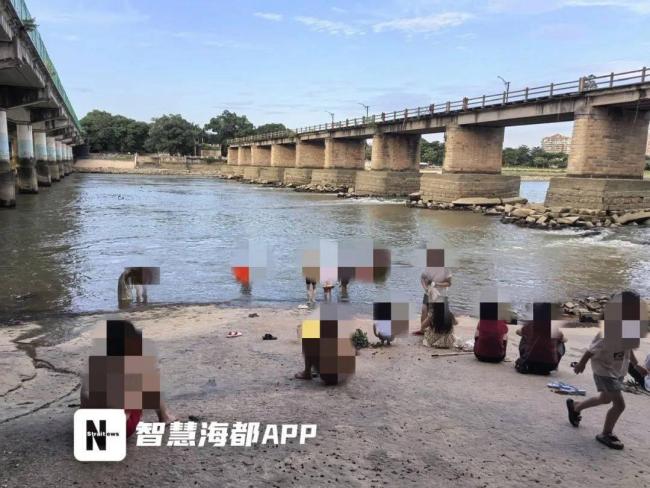 男孩被困湍急水流中众人合力营救