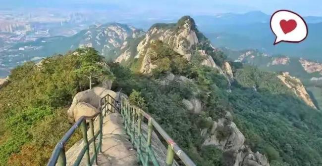 游客爬上石柱坠崖身亡家属索赔 景区防护栏引争议
