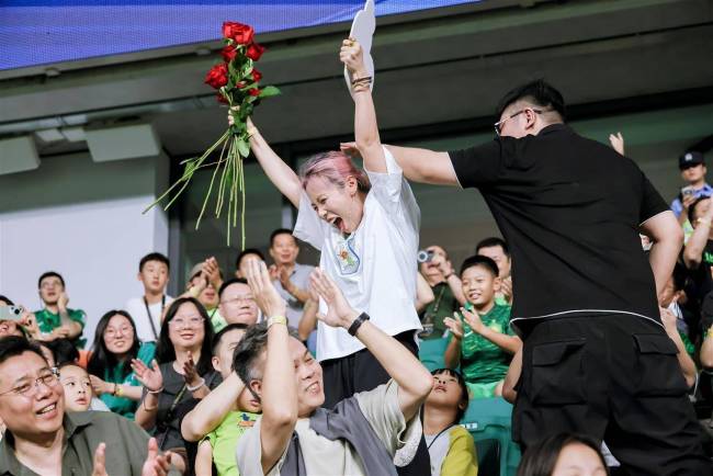 东北女生北京国安主场4万人面前反向求婚 勇敢表白赢得掌声