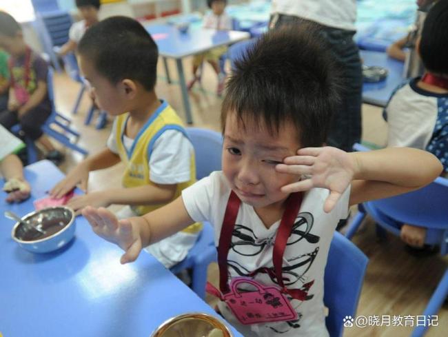 曝广州一学校安排学生在地下室上课 家长不满三点放学安排