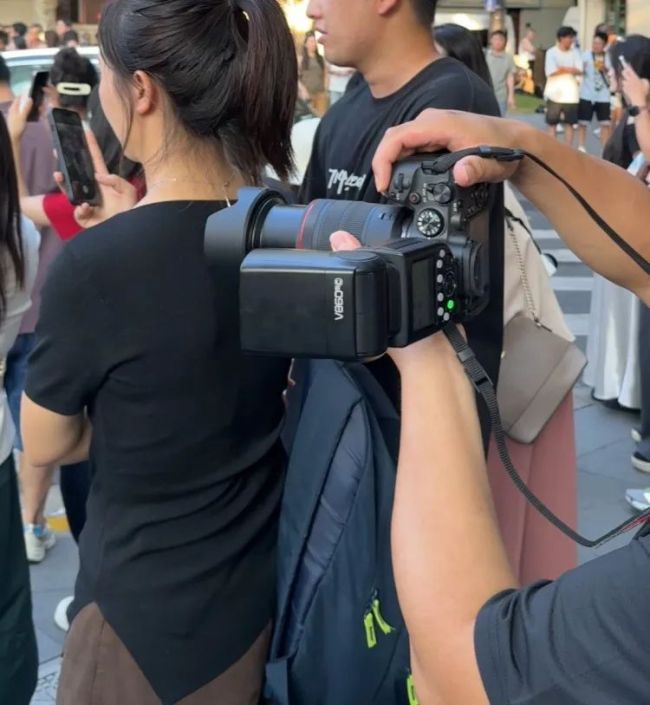 “每走几步就有人来问”“甚至不问就拍”…游客吐槽上海武康大楼附近这群人