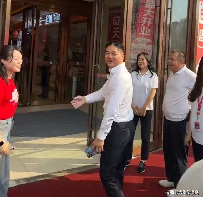 刘强东现身老家畅饮路边摊 宿迁全城沸腾迎接大强子