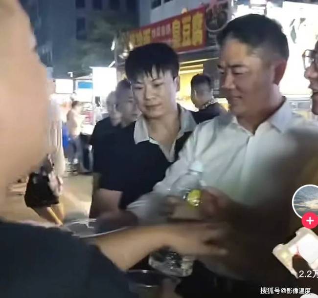 刘强东现身老家畅饮路边摊 宿迁全城沸腾迎接大强子