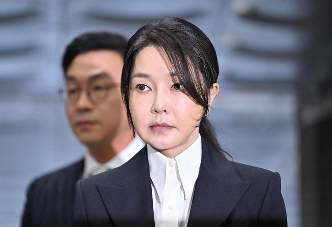 金建希出庭4个小时后走路摇摇晃晃