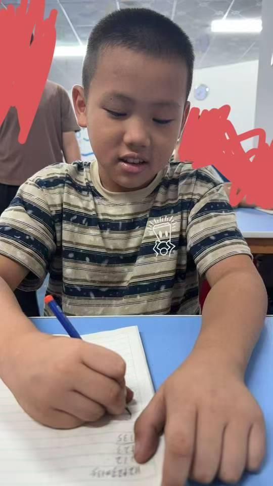 广西北海：8岁男孩随家人旅游时在沙滩上走失