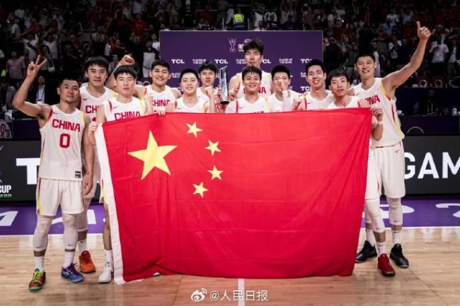 中国男篮与国旗合影