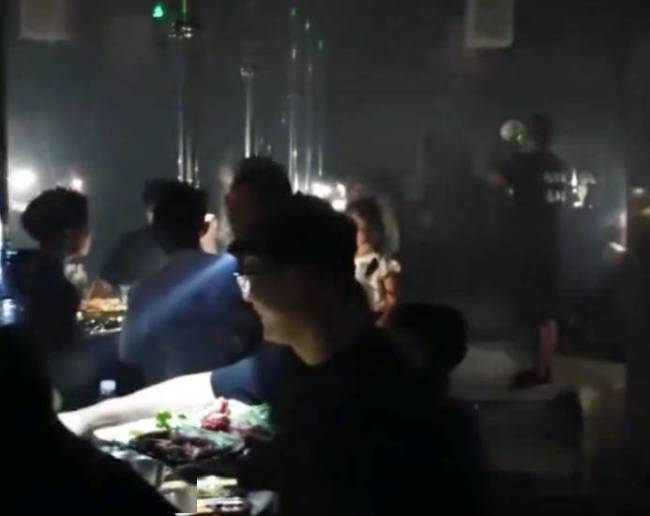 七夕烤肉店出现排烟故障 老板全免单 危机中的暖心举动
