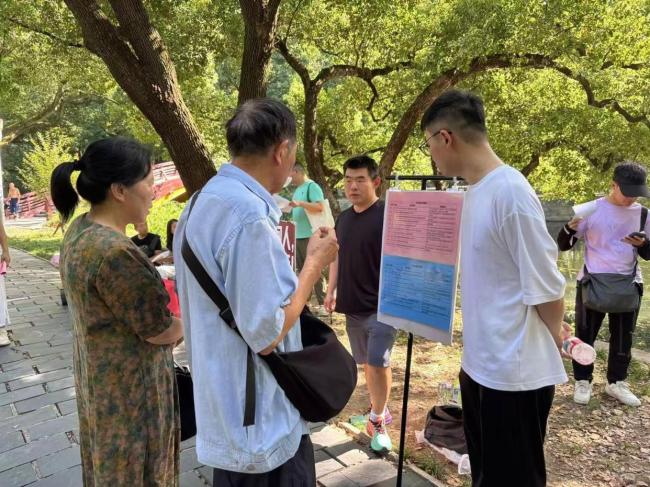 年轻人组队勇闯公园相亲角：90后男生被网友催着当“红娘”