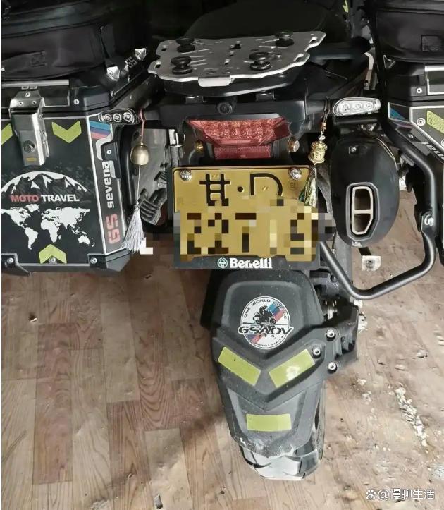 警方通报女子驾车逆行逼停摩托车