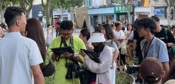 “每走几步就有人来问”“甚至不问就拍”…游客吐槽上海武康大楼附近这群人