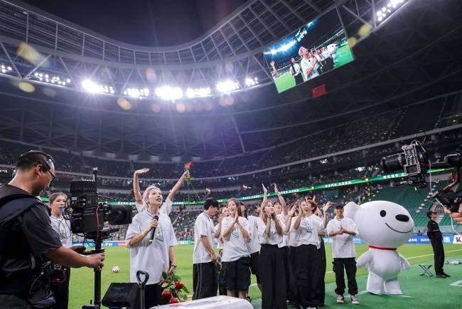 东北女生北京国安主场4万人面前反向求婚 勇敢表白赢得掌声
