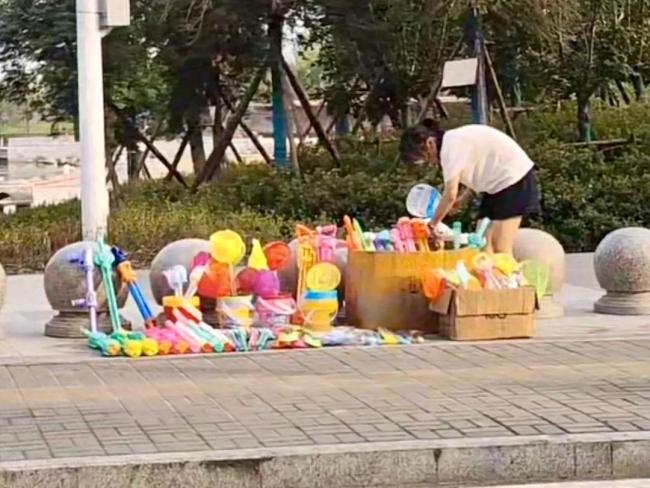 14岁女孩到公园玩发现商机，进货卖沙滩玩具，摆摊20多天赚2400元