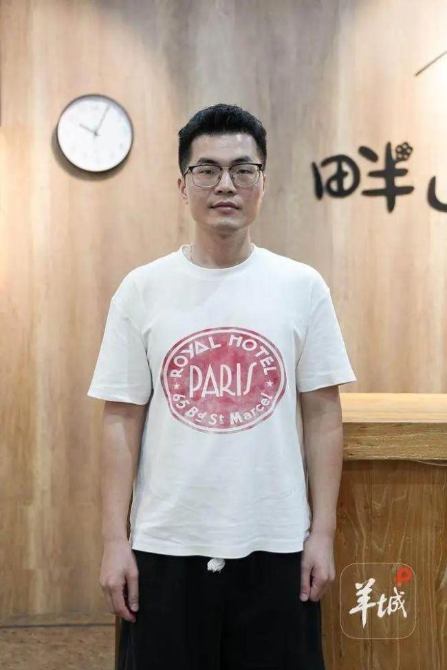 山洪中退役军人带儿子救人 迎着山洪拽住生的希望