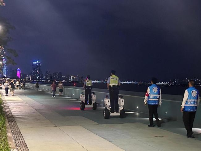 钱塘江边巡警一晚找回4个娃 夜间寻人频发