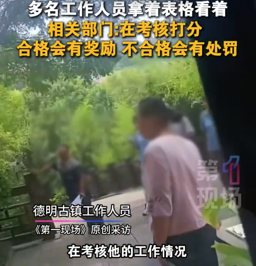 领导手拿表格公共场合考核环卫工 现场擦拭一车垃圾桶