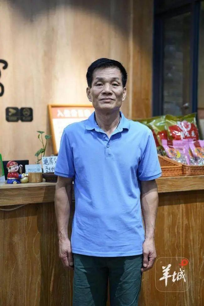 山洪中退役军人带儿子救人 迎着山洪拽住生的希望