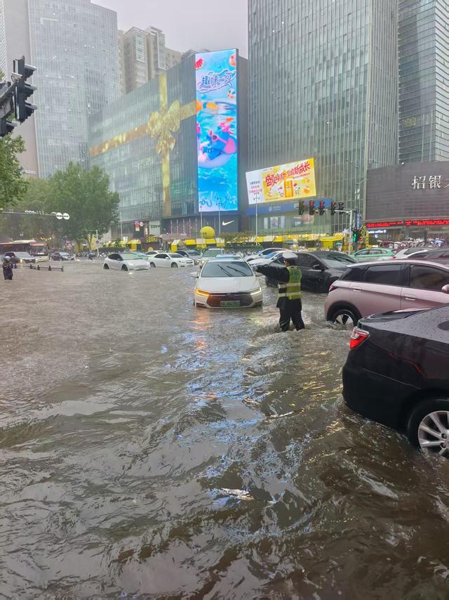 因降雨，郑州部分路段路口已实施临时交通管制