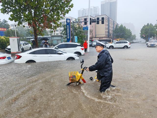 因降雨，郑州部分路段路口已实施临时交通管制