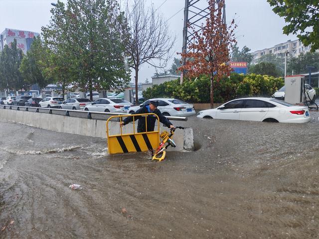 因降雨，郑州部分路段路口已实施临时交通管制