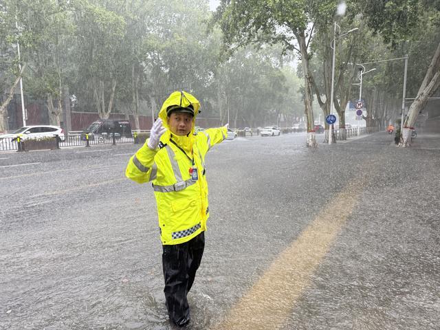 因降雨，郑州部分路段路口已实施临时交通管制