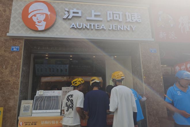 立秋外卖大战又来了！三大平台猛发券，奶茶店爆单，有骑手等一个多小时单