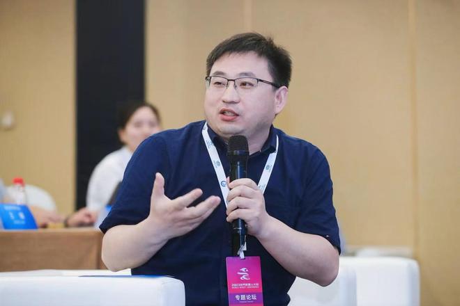中国首个机器人博士诞生记丨专访卓益得李清都：学霸要学“兰花指”，也要学表达情感