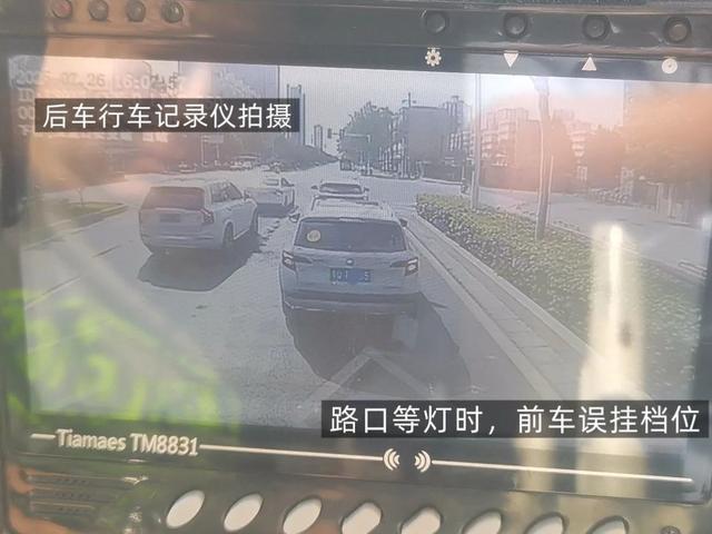 等红灯竟挂倒挡？新手司机的8天“安全课”！