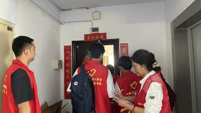 青春力量敲门入户 垃圾分类理念入心