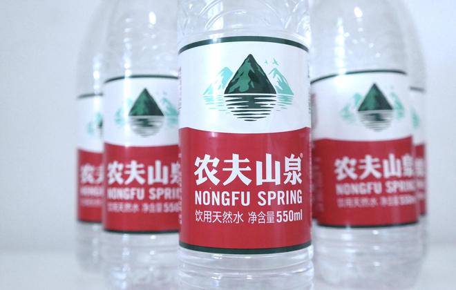 农夫山泉上半年营收256.22亿元，同比增长15.6%，平均一天收入1.42亿元