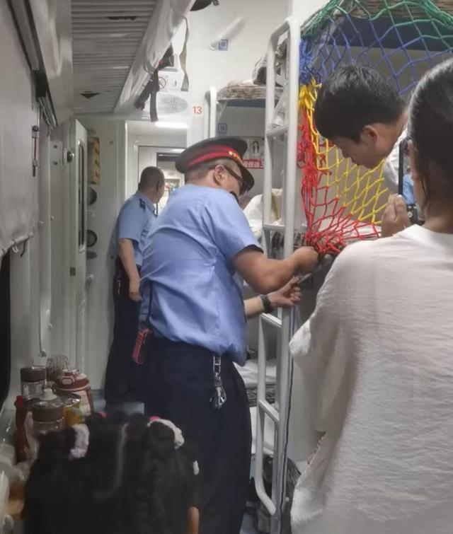 火车卧铺或将推出儿童防摔网？12306回应：目前暂无计划