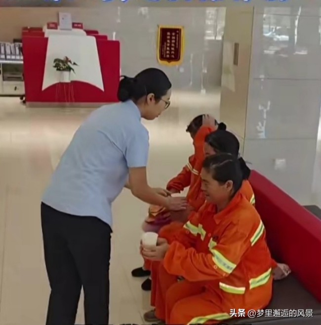 银行工作人员让环卫工进店看阅兵 温暖举动获赞