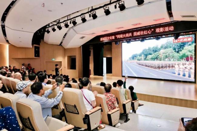 阅兵仪式激发爱国热情 全民参与热情高涨
