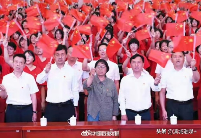 张桂梅与华坪女高师生看阅兵 共唱红歌致敬先辈